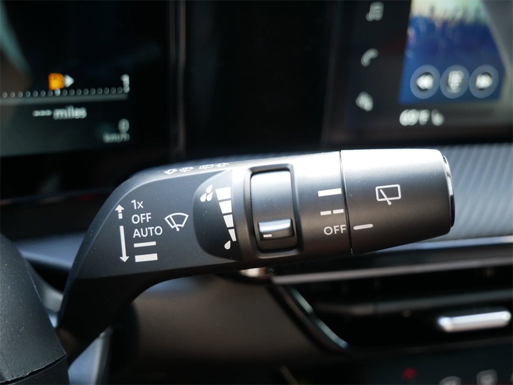 2025 Nissan Kicks SR photo 16