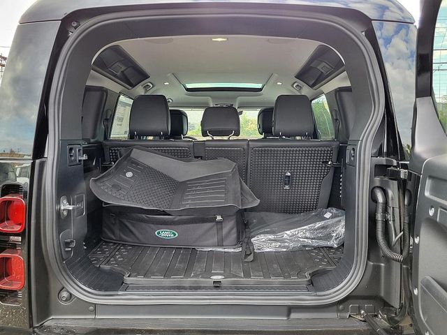 2025 Land Rover Defender 110 X-Dynamic SE photo 26
