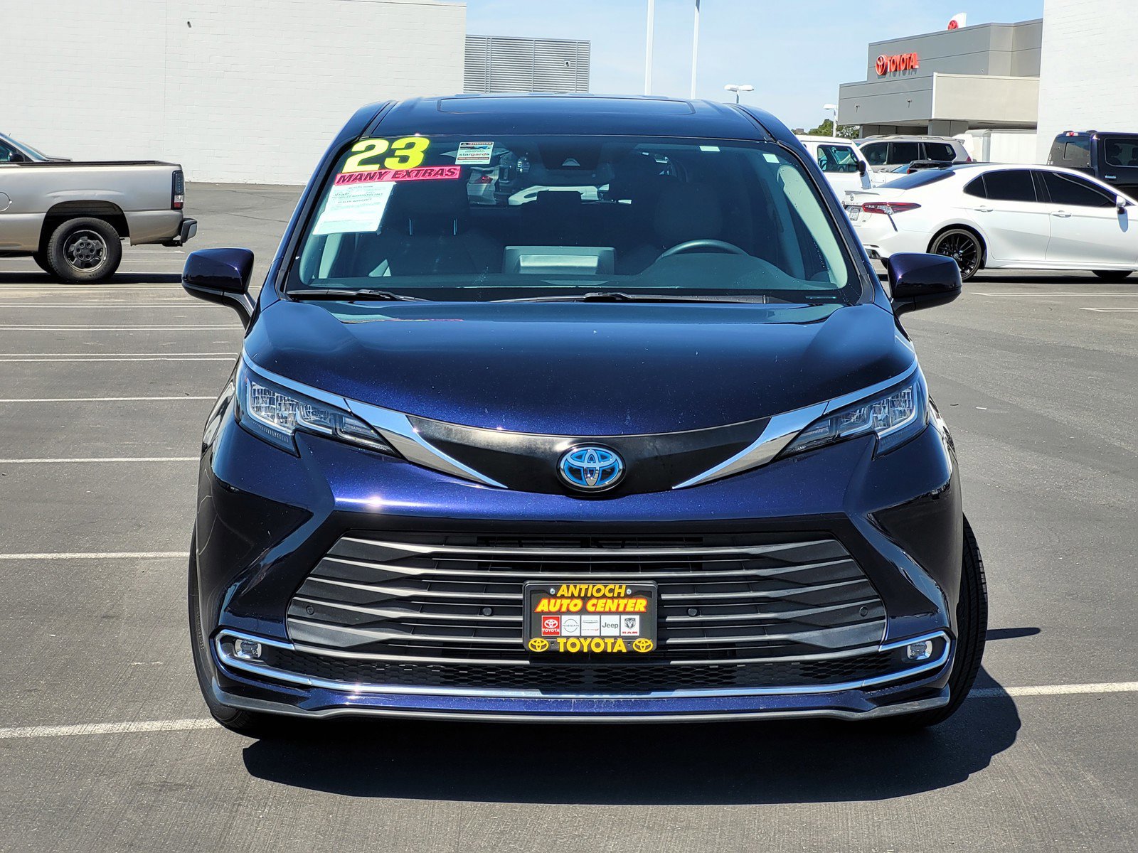 2023 Toyota Sienna XLE photo 2