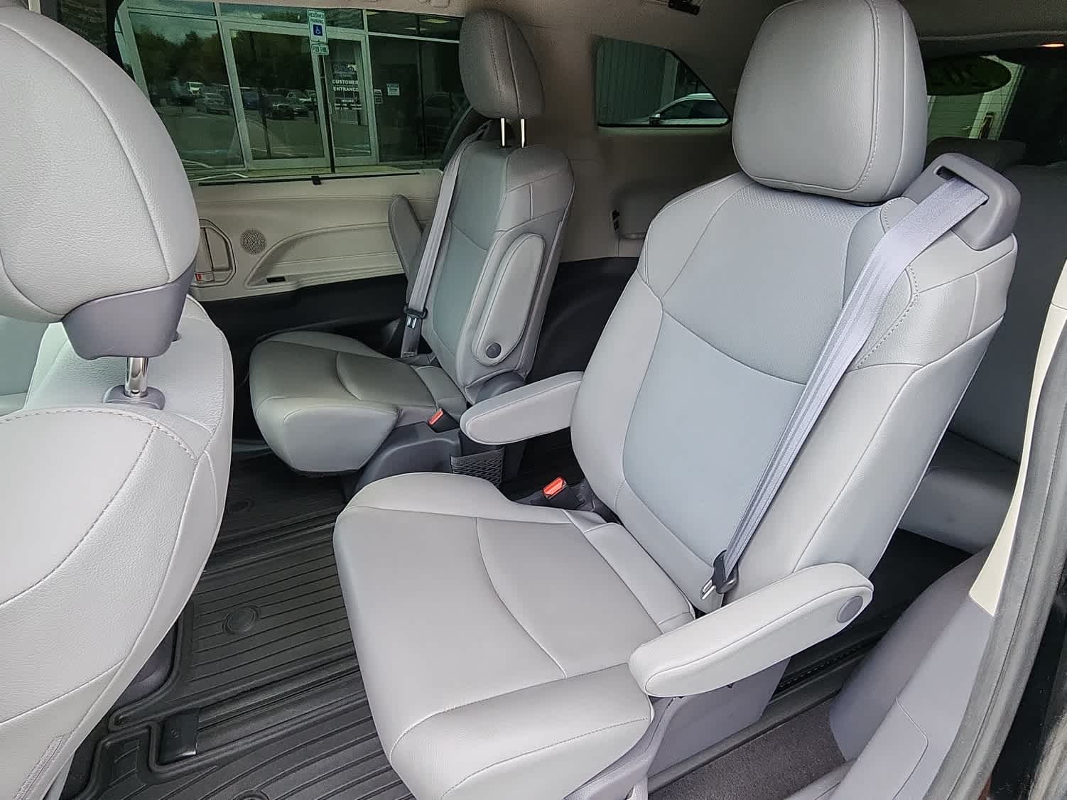 2021 Toyota Sienna XLE photo 7