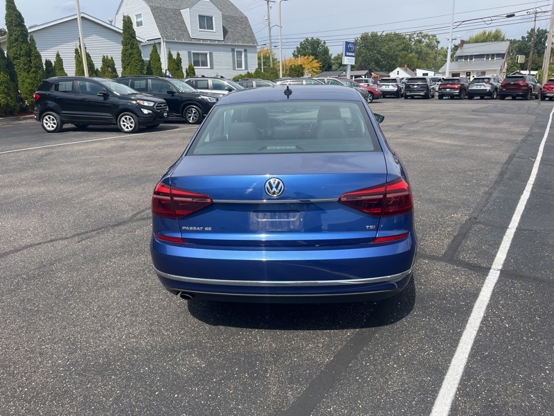 2017 Volkswagen Passat SE photo 2