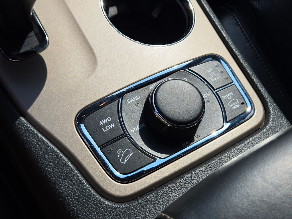 2015 Jeep Grand Cherokee Overland photo 27