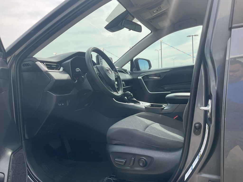 2022 Toyota RAV4 XLE photo 2