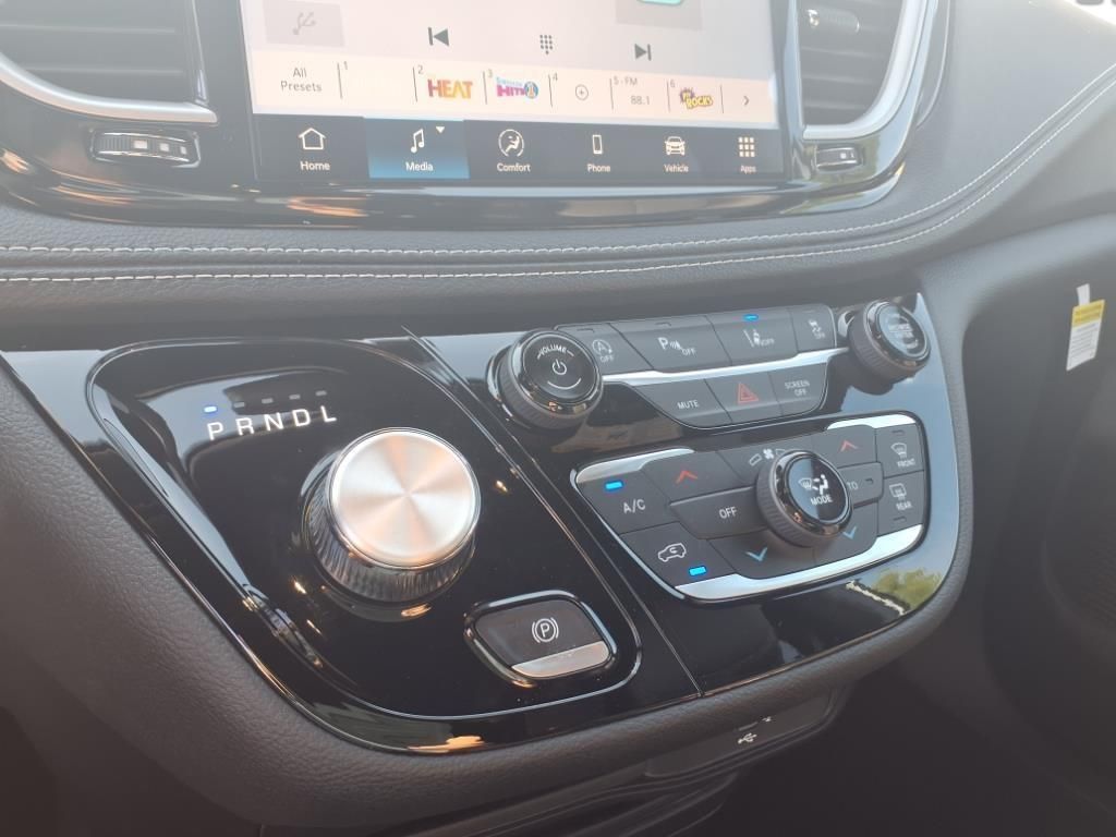 2026 Chrysler Pacifica photo 7