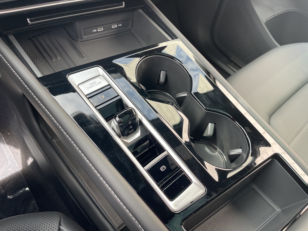 2025 Volkswagen Atlas Cross Sport SEL R-Line photo 10
