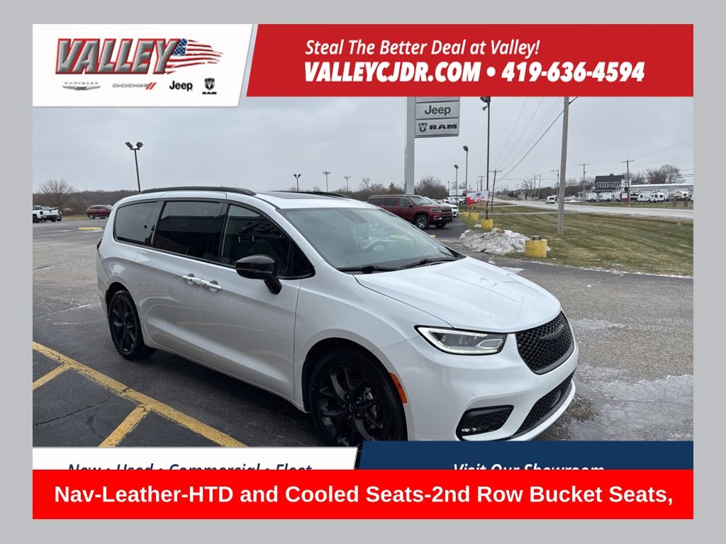 2025 Chrysler Pacifica Limited's photo