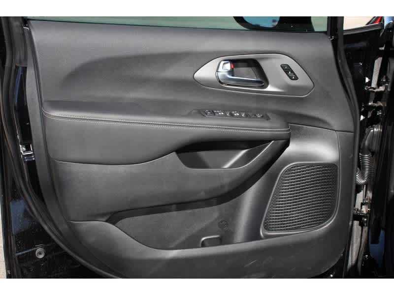 2025 Chrysler Pacifica photo 15