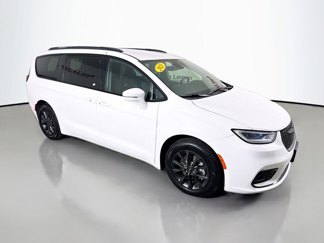 2021 Chrysler Pacifica Touring's photo
