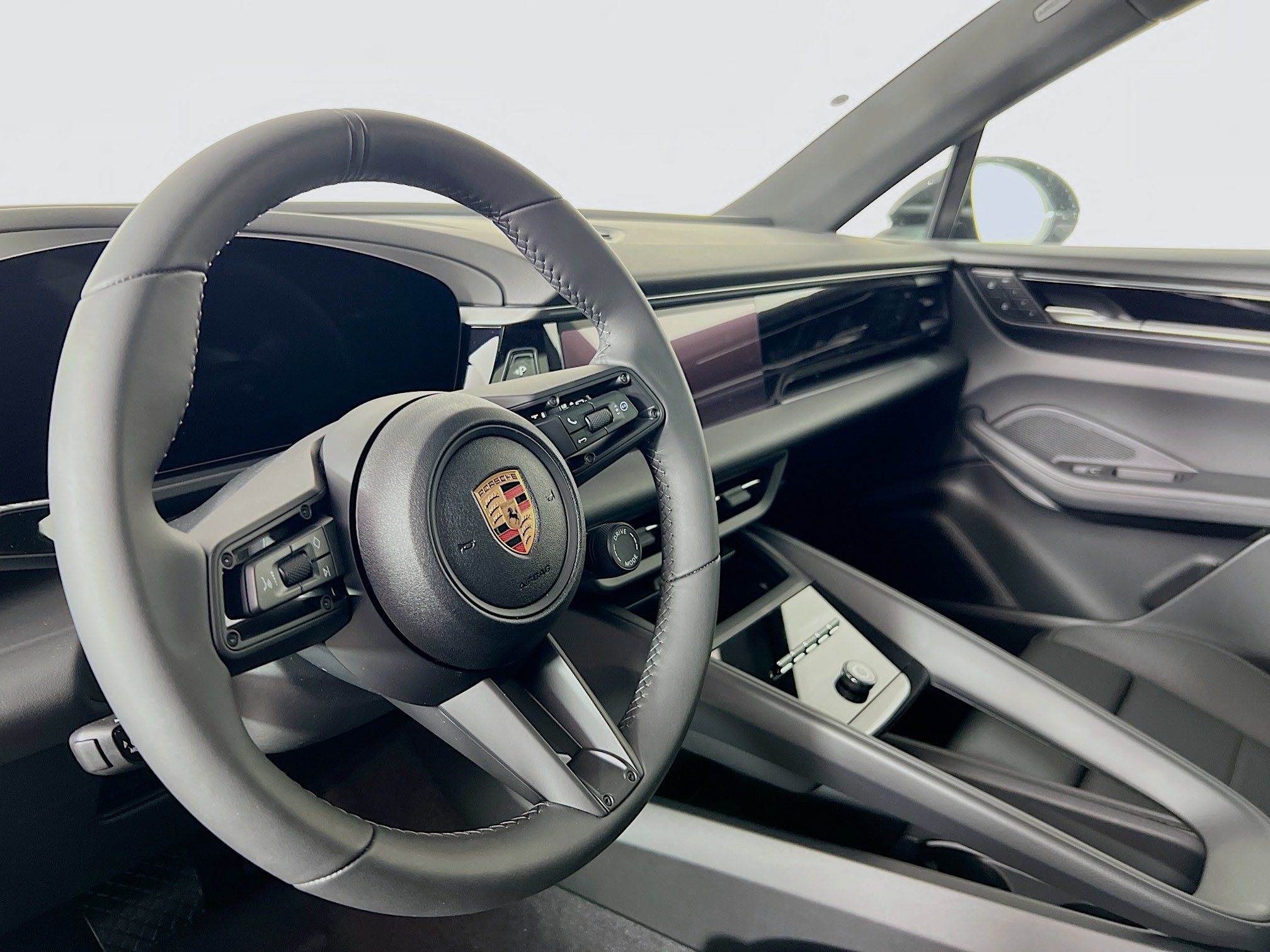 2025 Porsche Macan 4 Electric photo 4