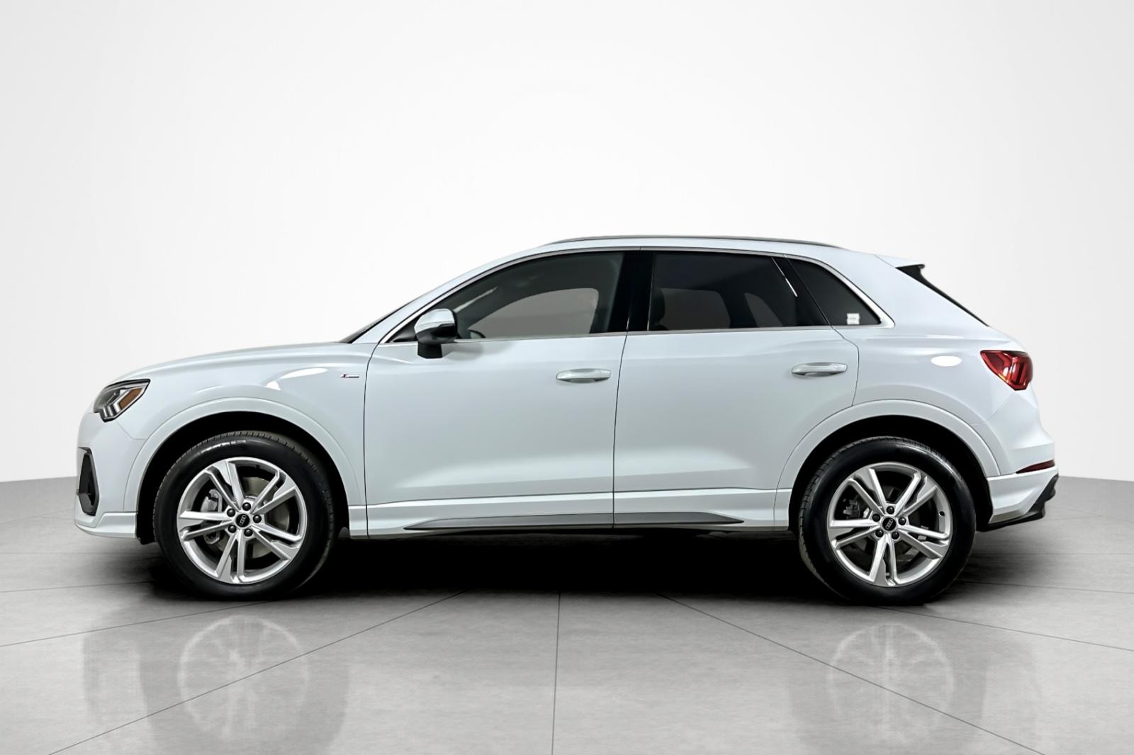 2023 Audi Q3 S line Premium Plus 45 TFSI photo 2