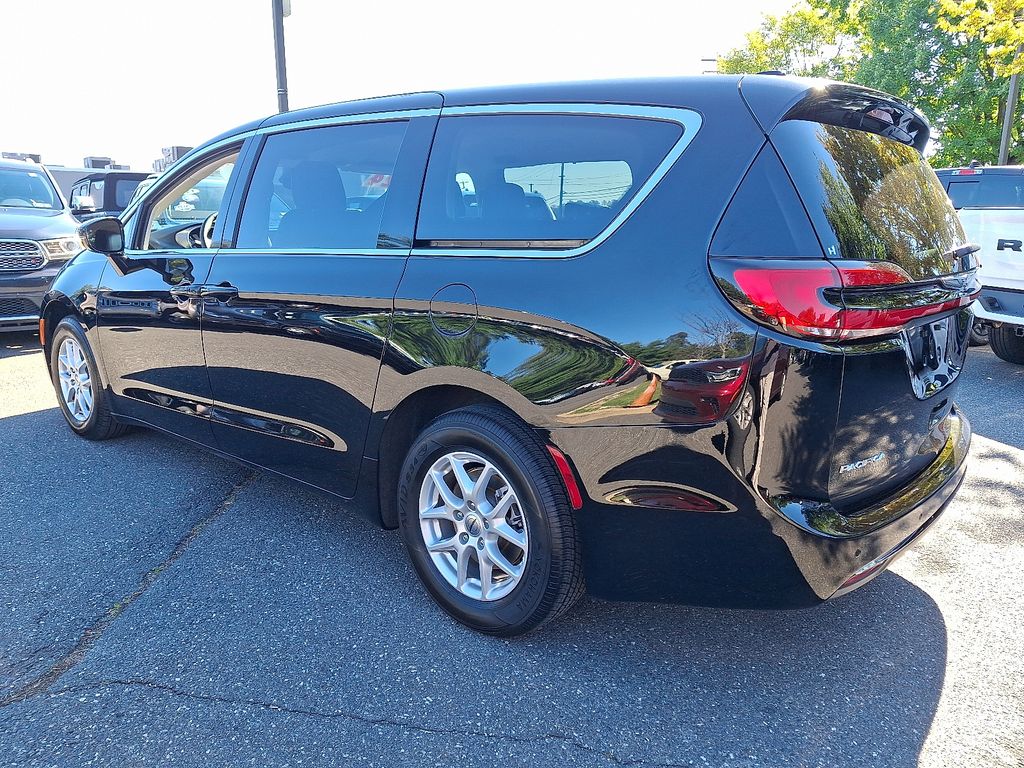 2024 Chrysler Pacifica Touring L photo 2