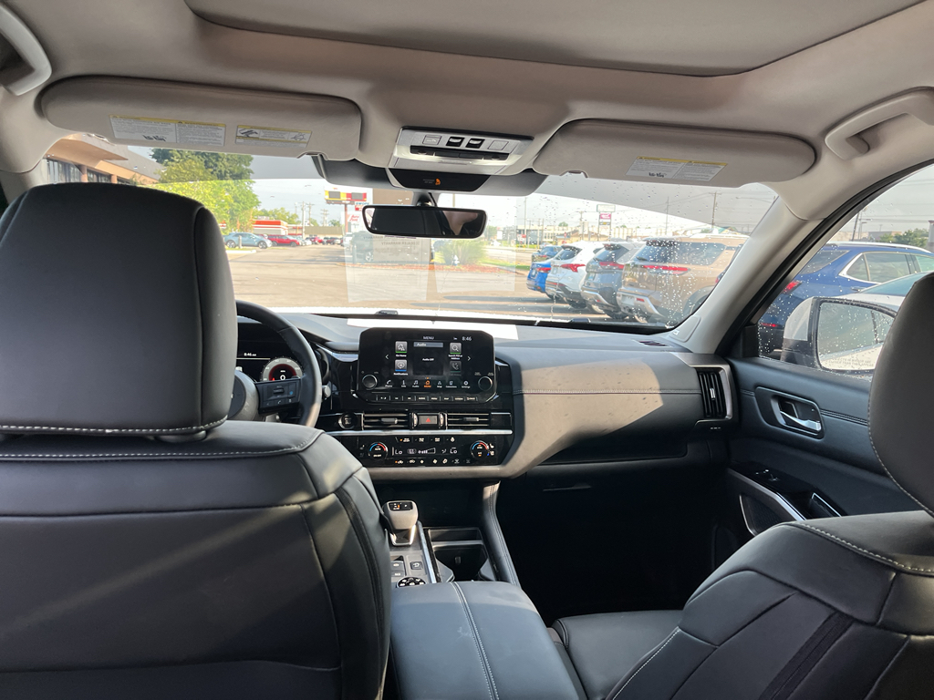 2025 Nissan Pathfinder Platinum photo 4