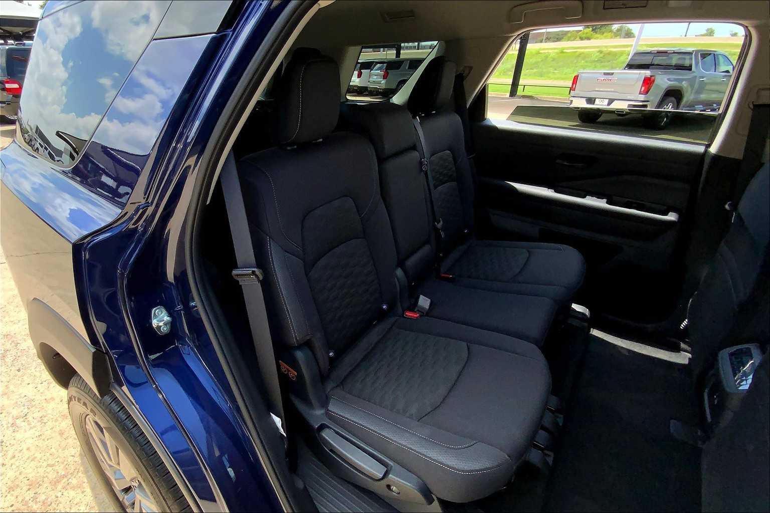 2025 Nissan Pathfinder SV photo 16