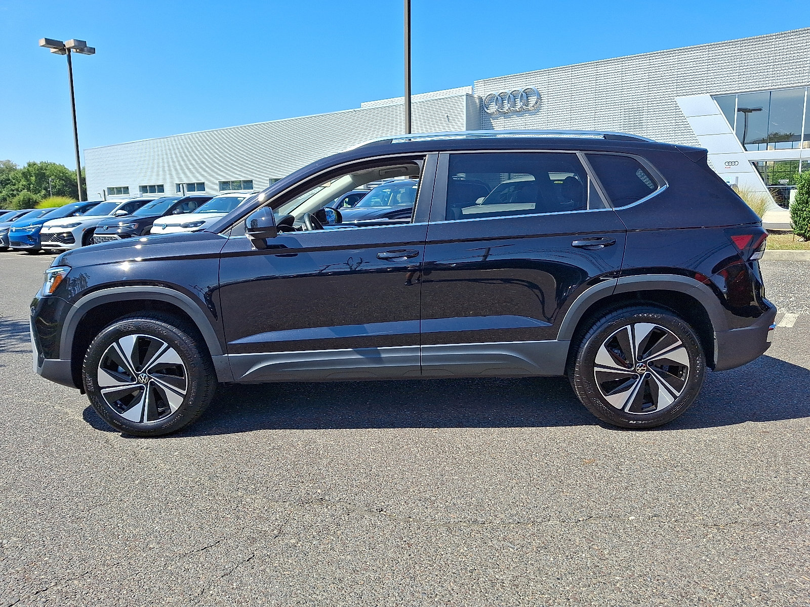 2025 Volkswagen Taos SE photo 3