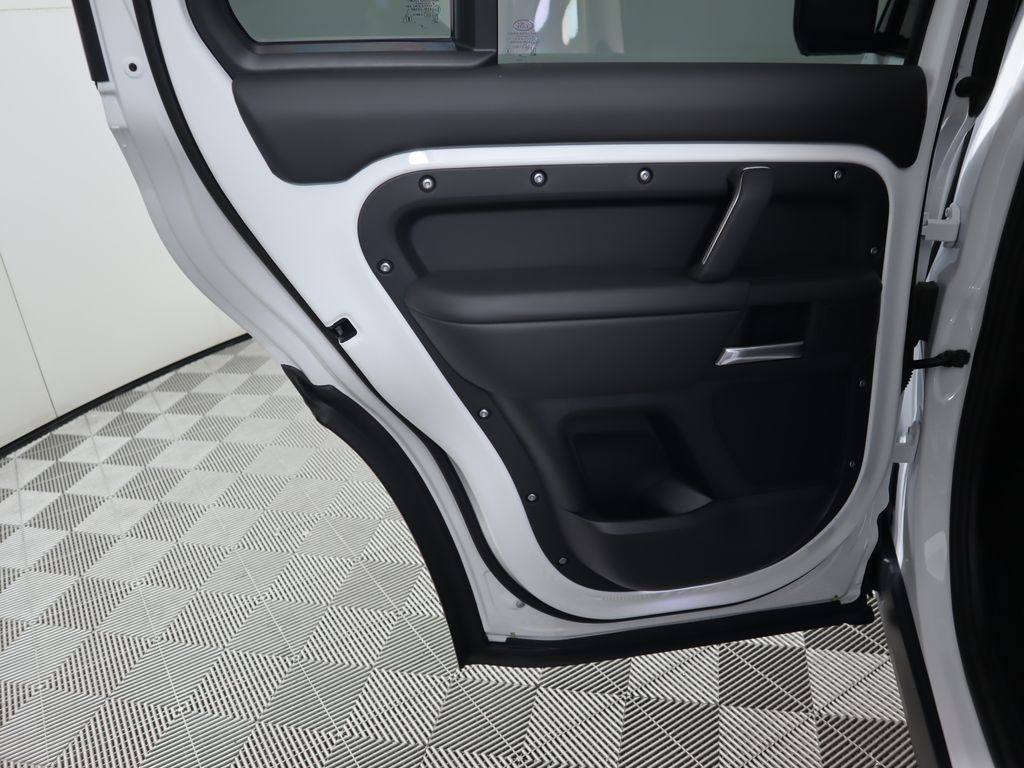 2025 Land Rover Defender 130 S photo 28