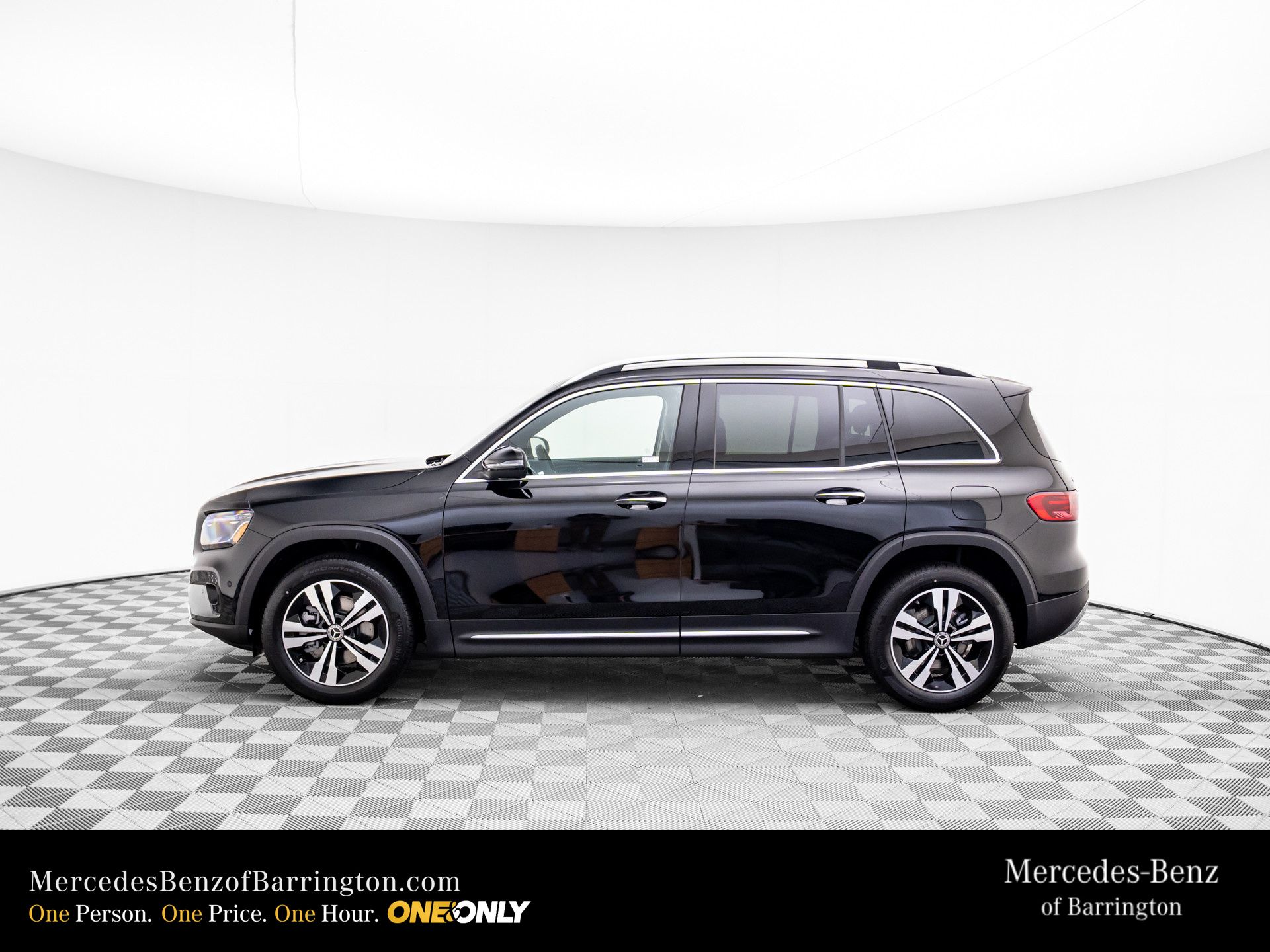 2025 Mercedes Benz GLB 250 4MATIC photo 2