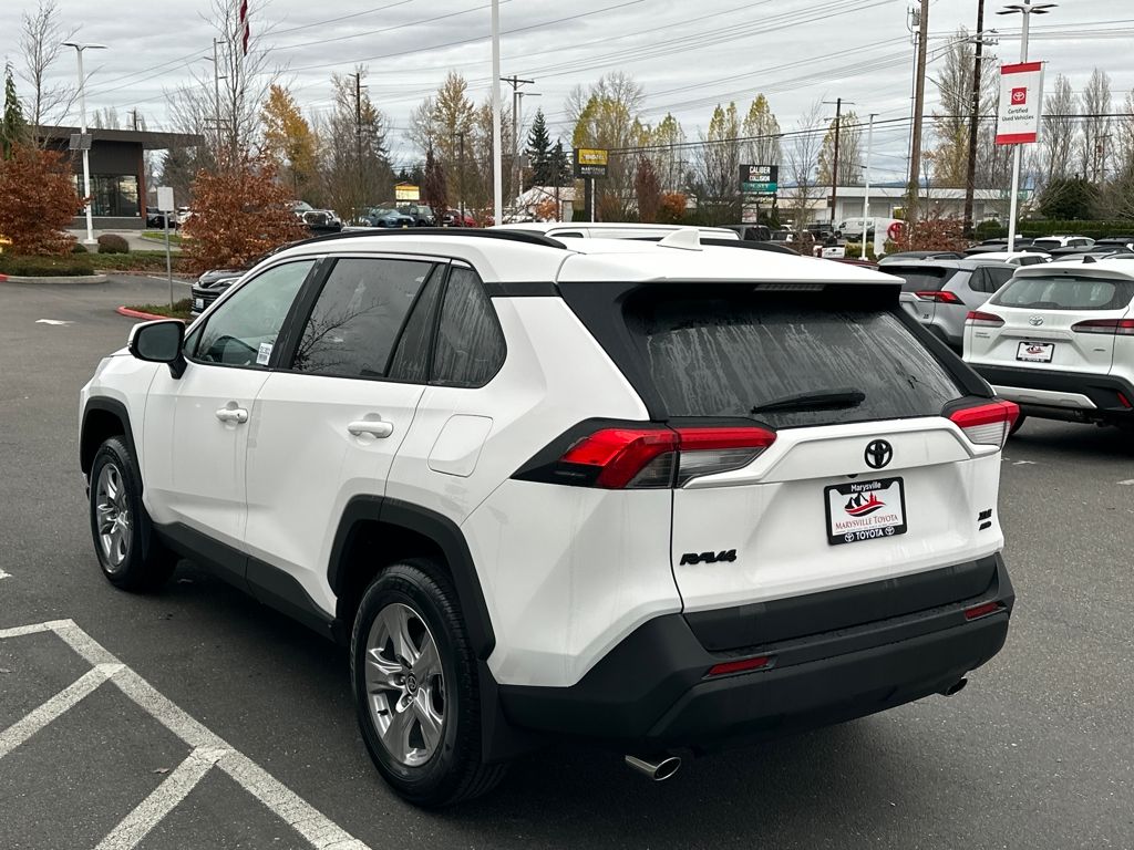 2025 Toyota RAV4 XLE photo 4