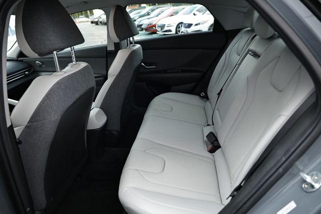 2022 Hyundai Elantra Limited photo 28