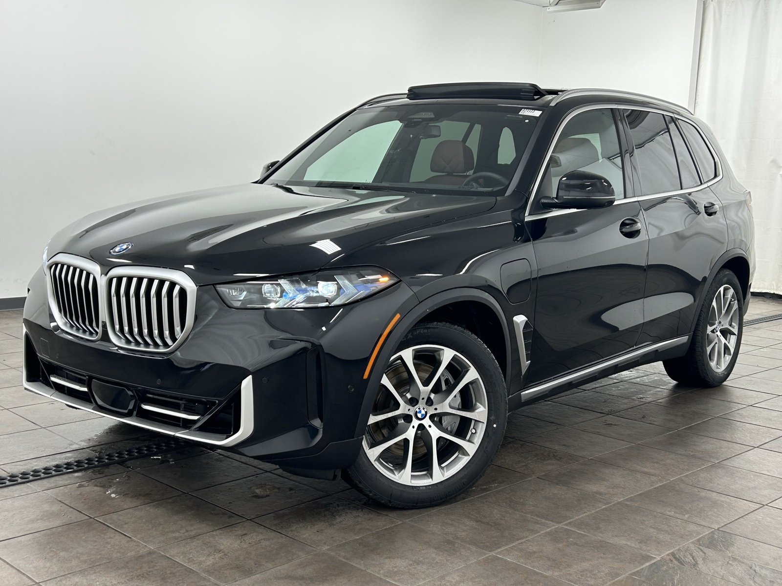 2026 BMW X5 50e's photo