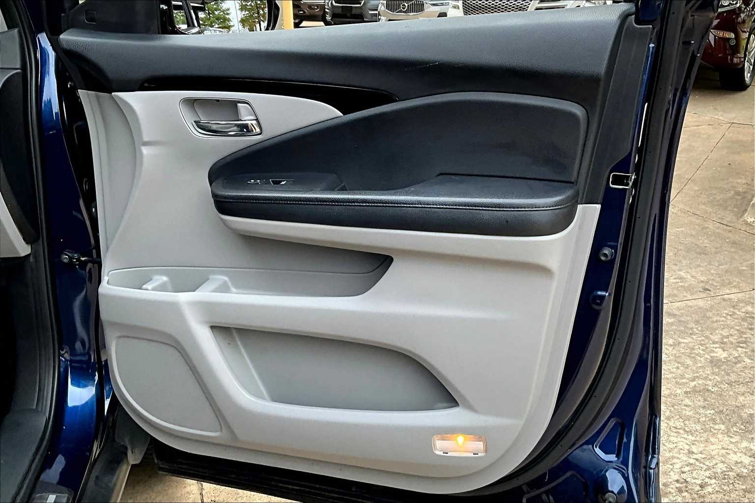 2016 Honda Pilot Elite photo 24