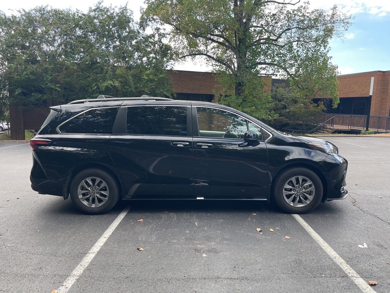 2022 Toyota Sienna XLE photo 3