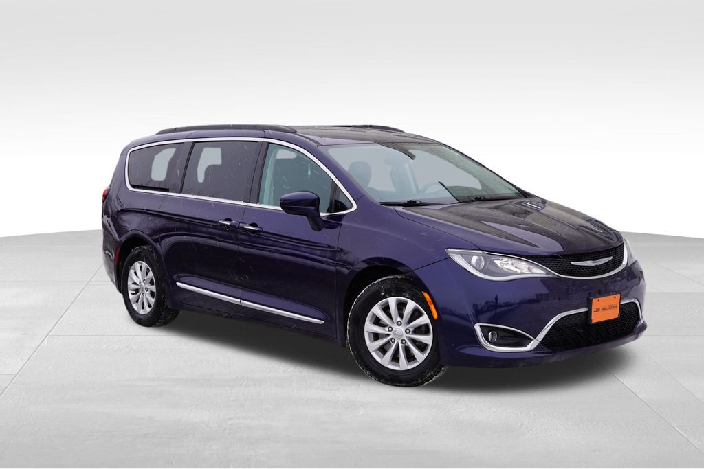 2017 Chrysler Pacifica Touring-L's photo
