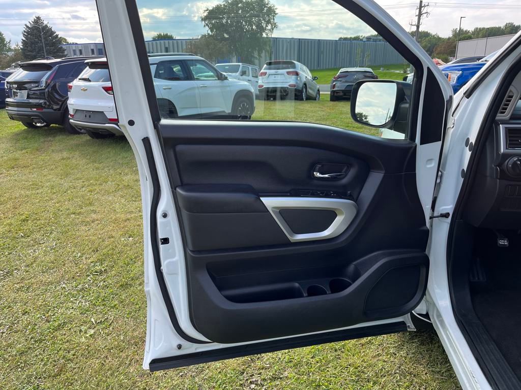 2018 Nissan Titan SV photo 12