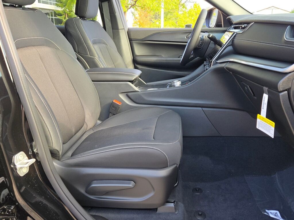 2025 Jeep Grand Cherokee Laredo photo 7