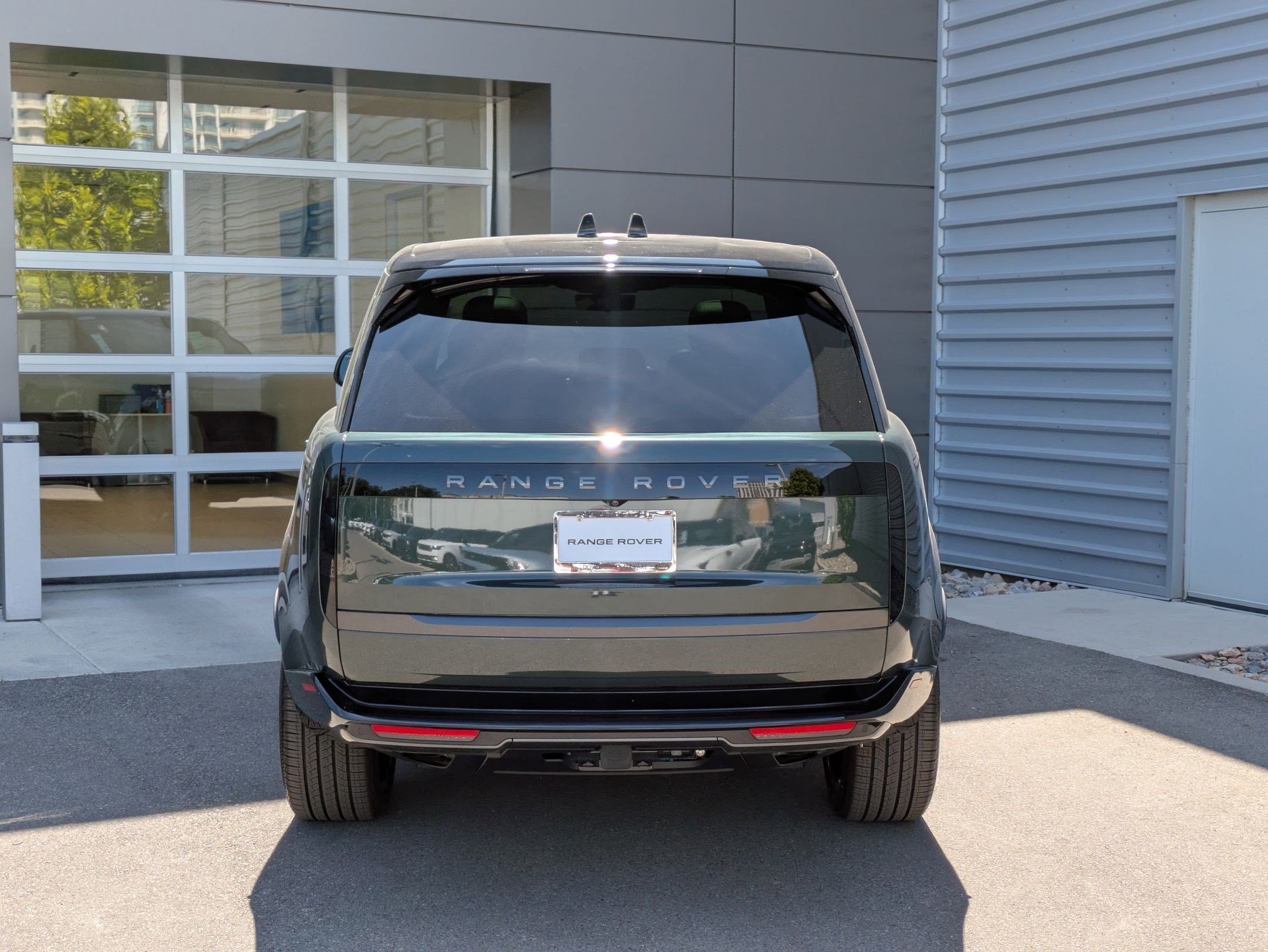 2025 Land Rover Range Rover SE photo 3