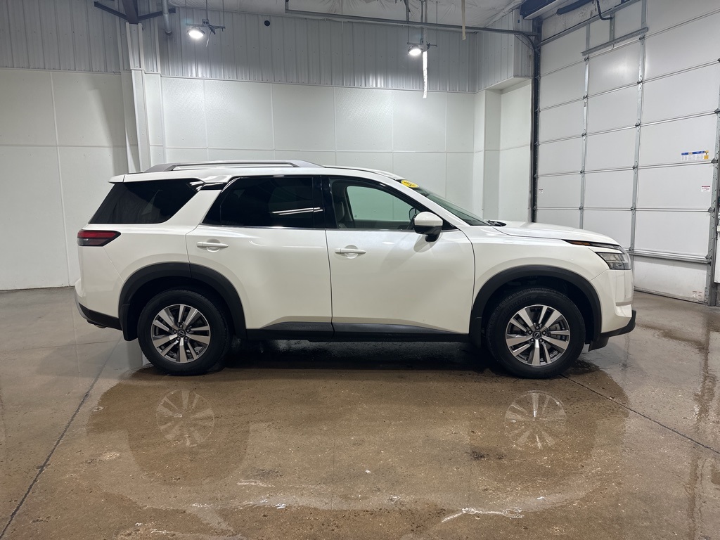 2023 Nissan Pathfinder SL photo 2