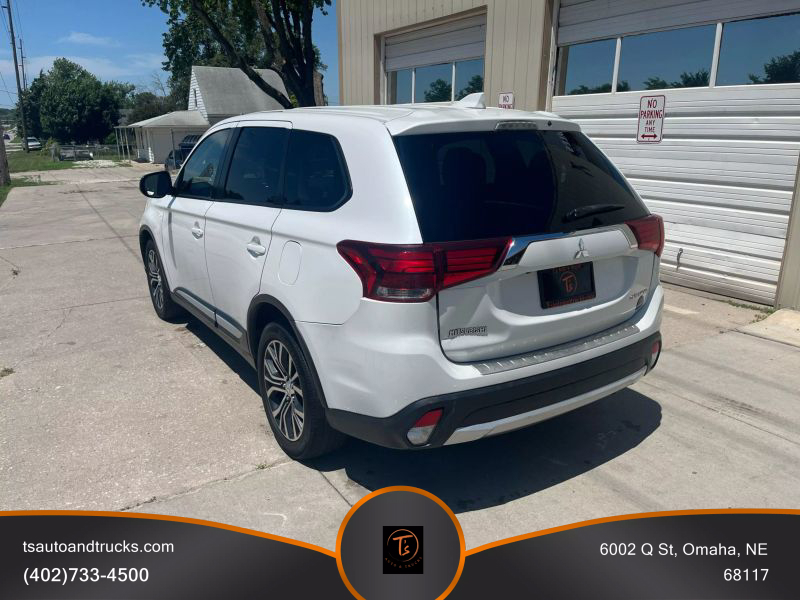 2017 Mitsubishi Outlander ES photo 3
