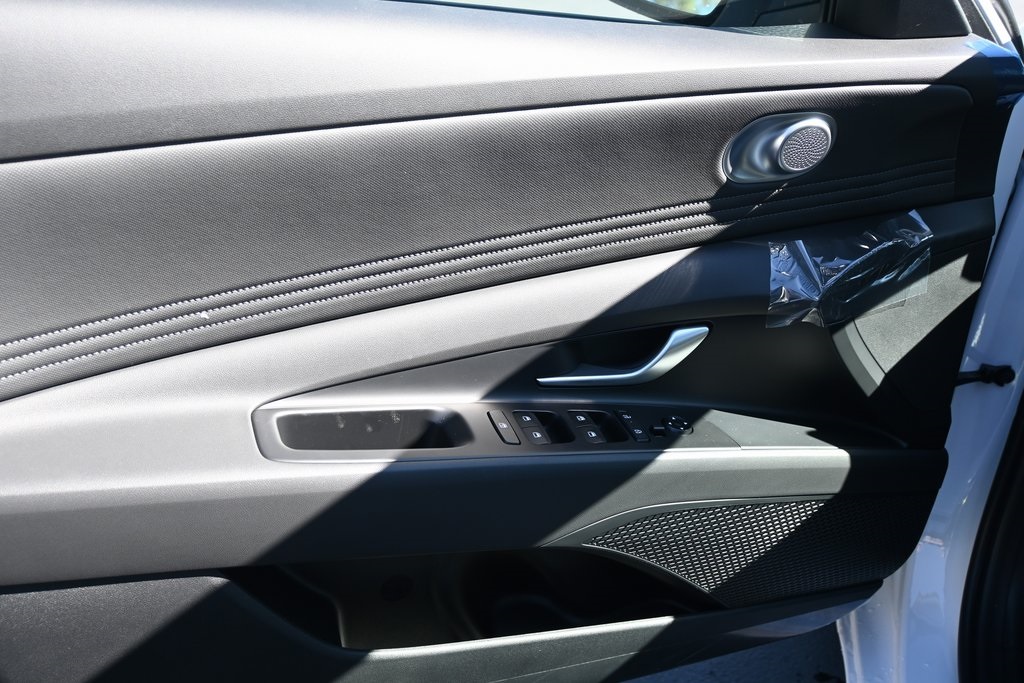 2025 Hyundai Elantra SEL Convenience photo 17