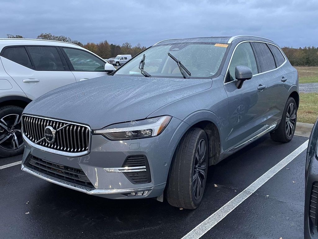 2023 Volvo XC60 B5 Plus photo 2