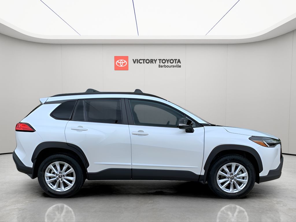 2025 Toyota Corolla Cross LE photo 2