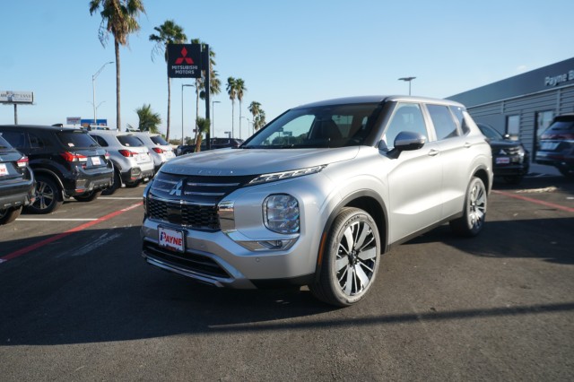 2025 Mitsubishi Outlander SE's photo