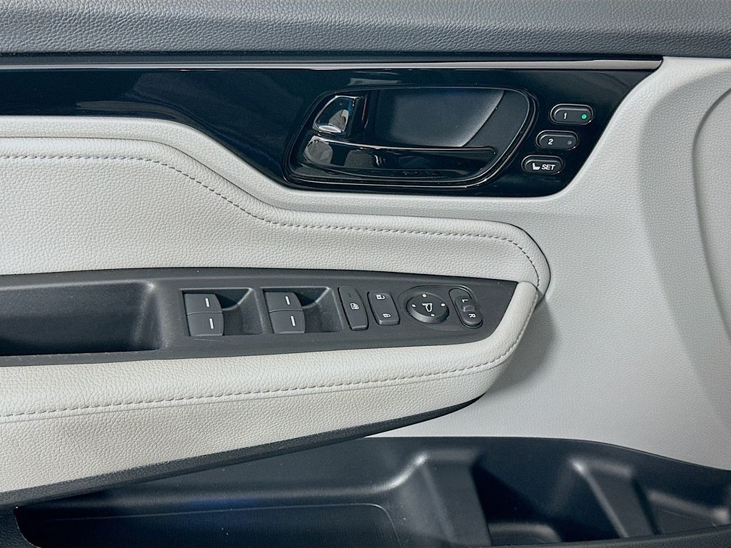 2023 Honda Odyssey Touring photo 16