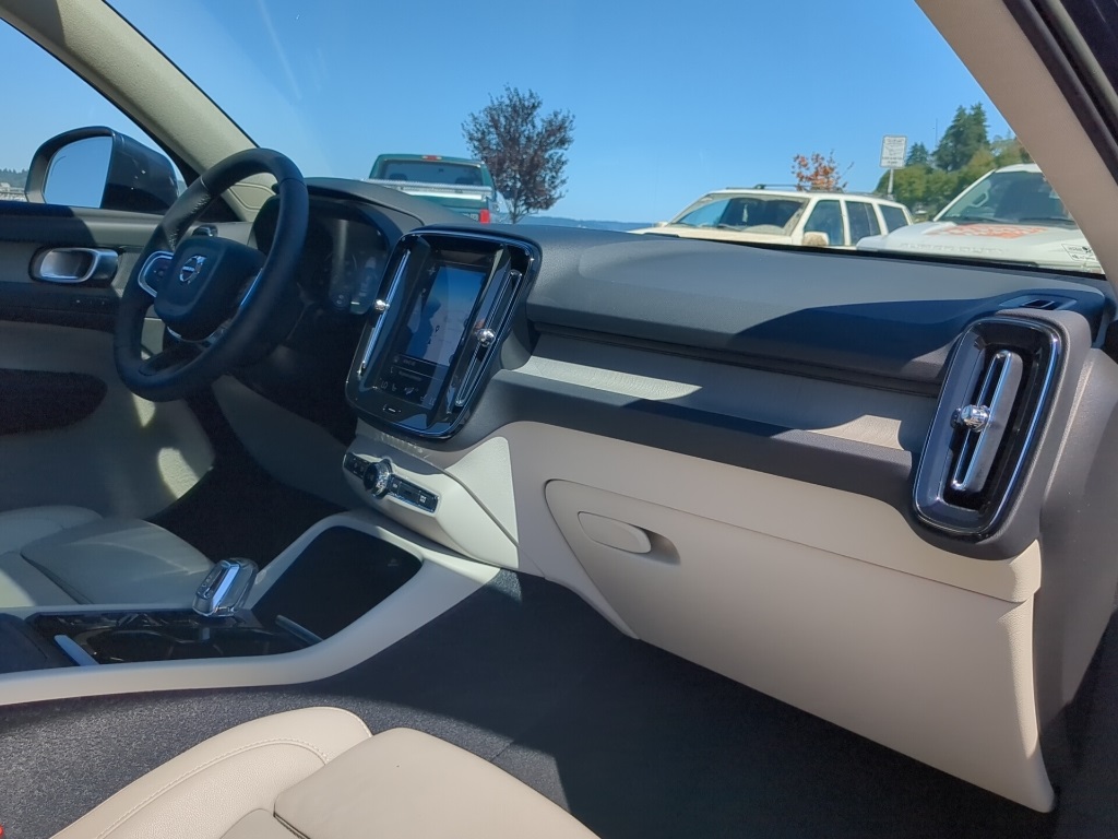 2022 Volvo XC40 T5 Inscription AWD photo 6
