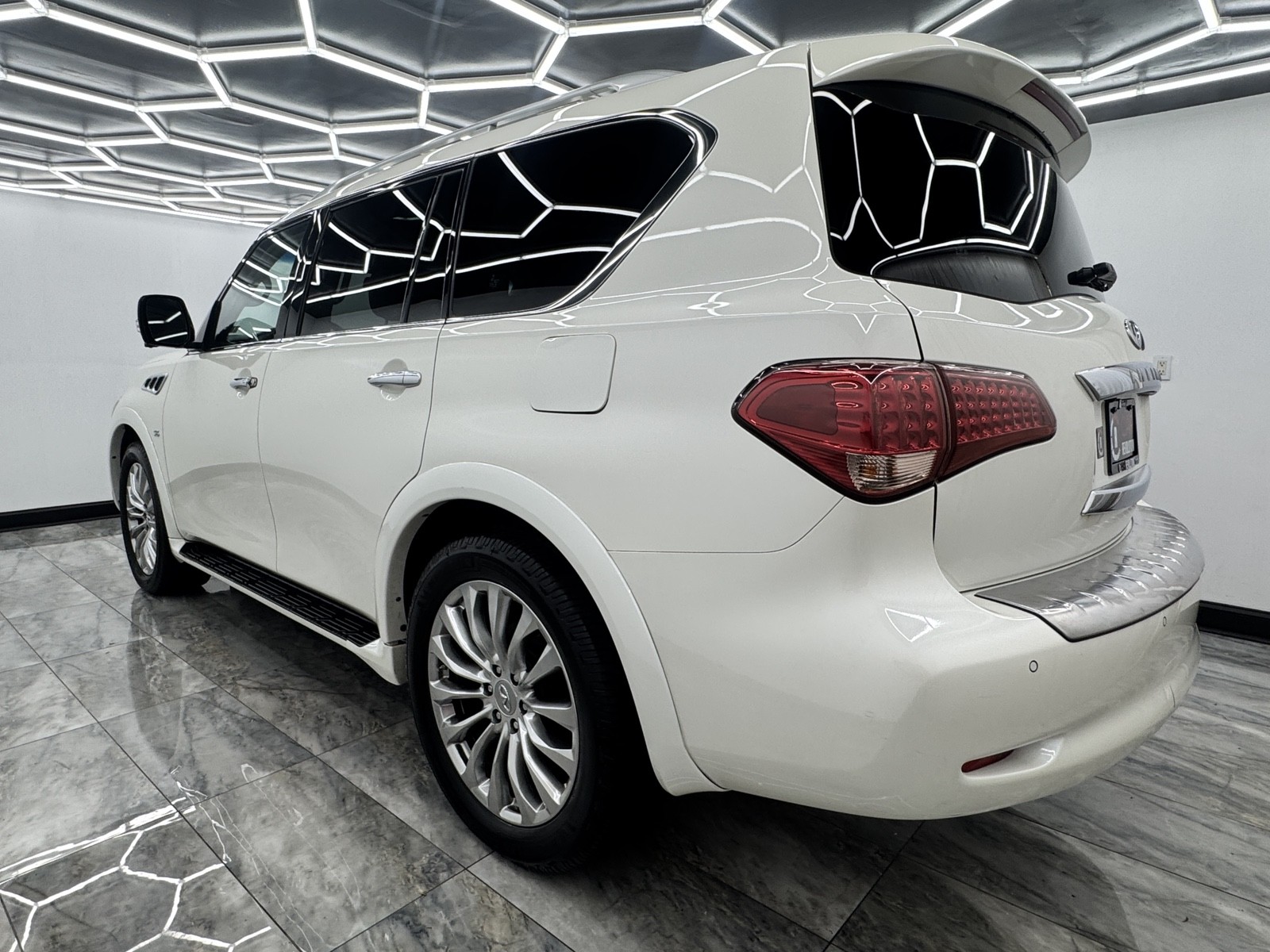 2017 Infiniti QX80 Limited photo 4