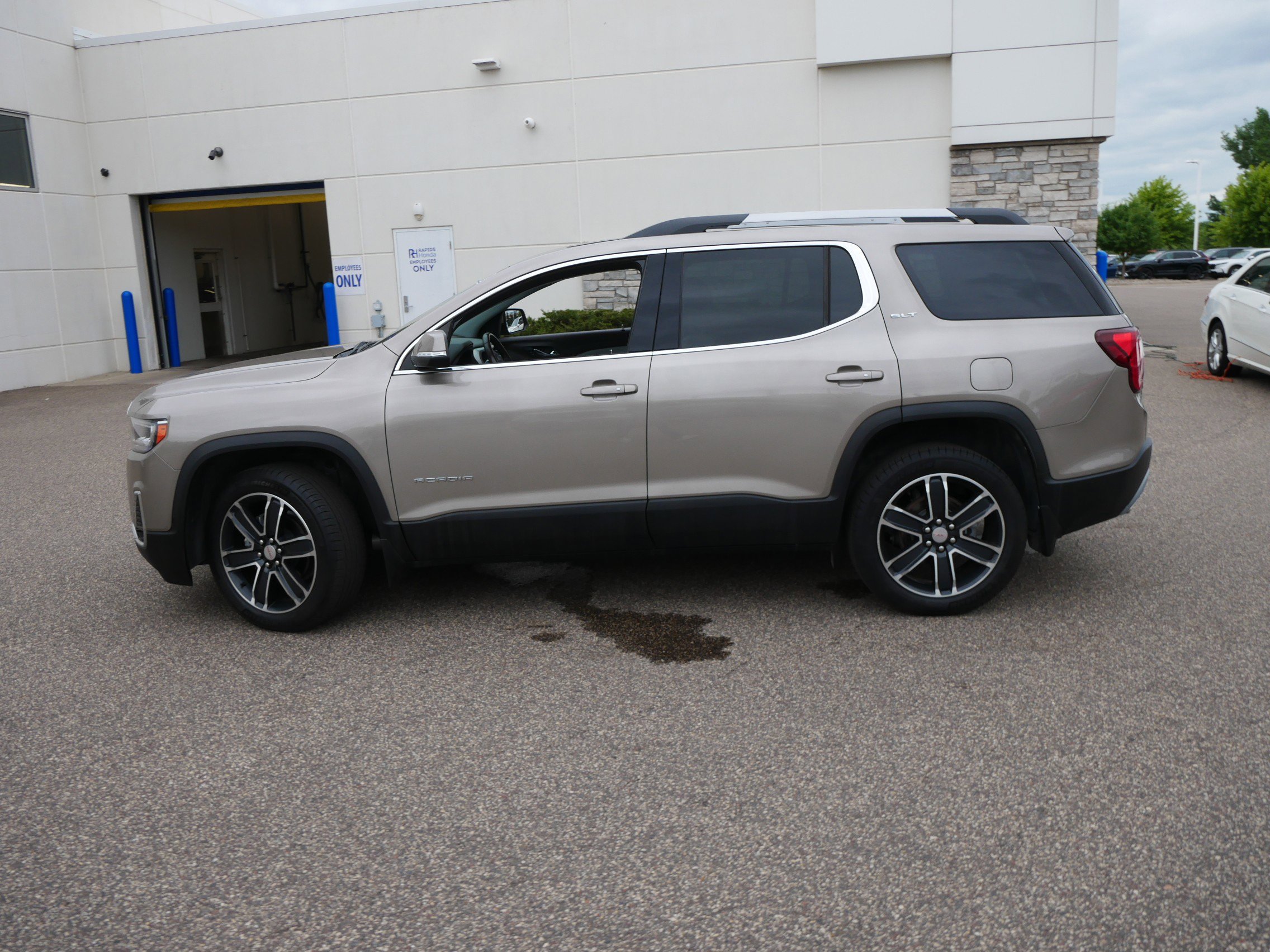Used 2022 GMC Acadia SLT with VIN 1GKKNUL49NZ174754 for sale in Coon Rapids, Minnesota