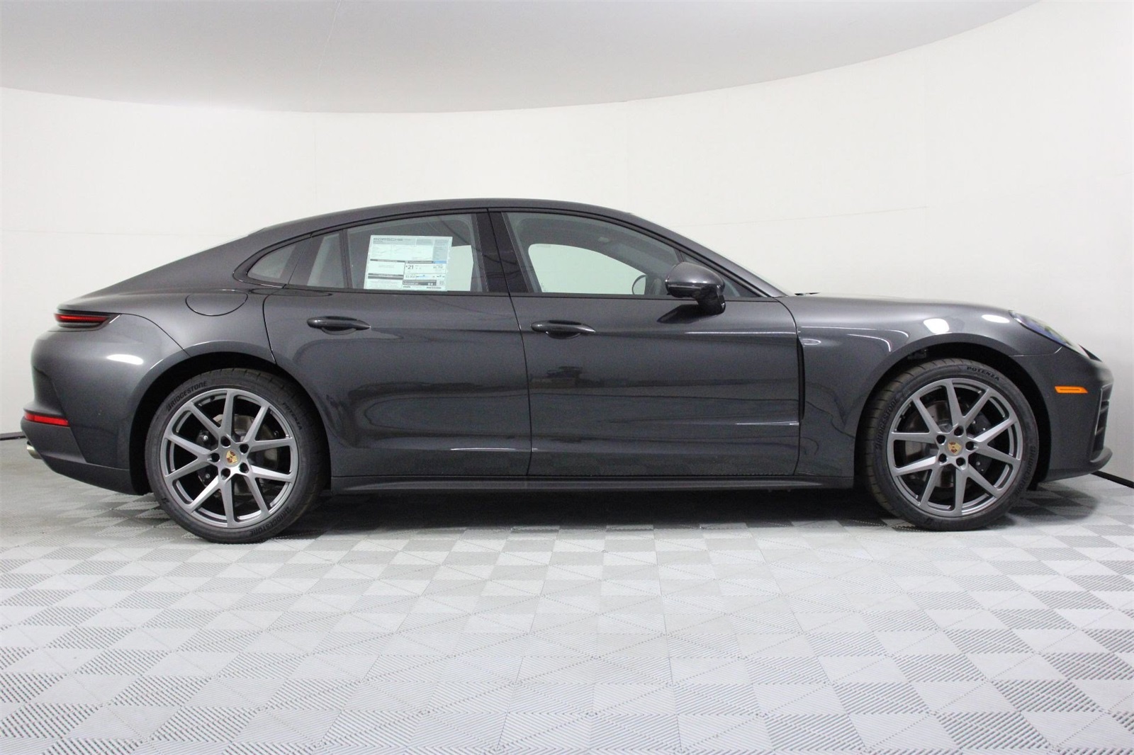 2025 Porsche Panamera 4 photo 8