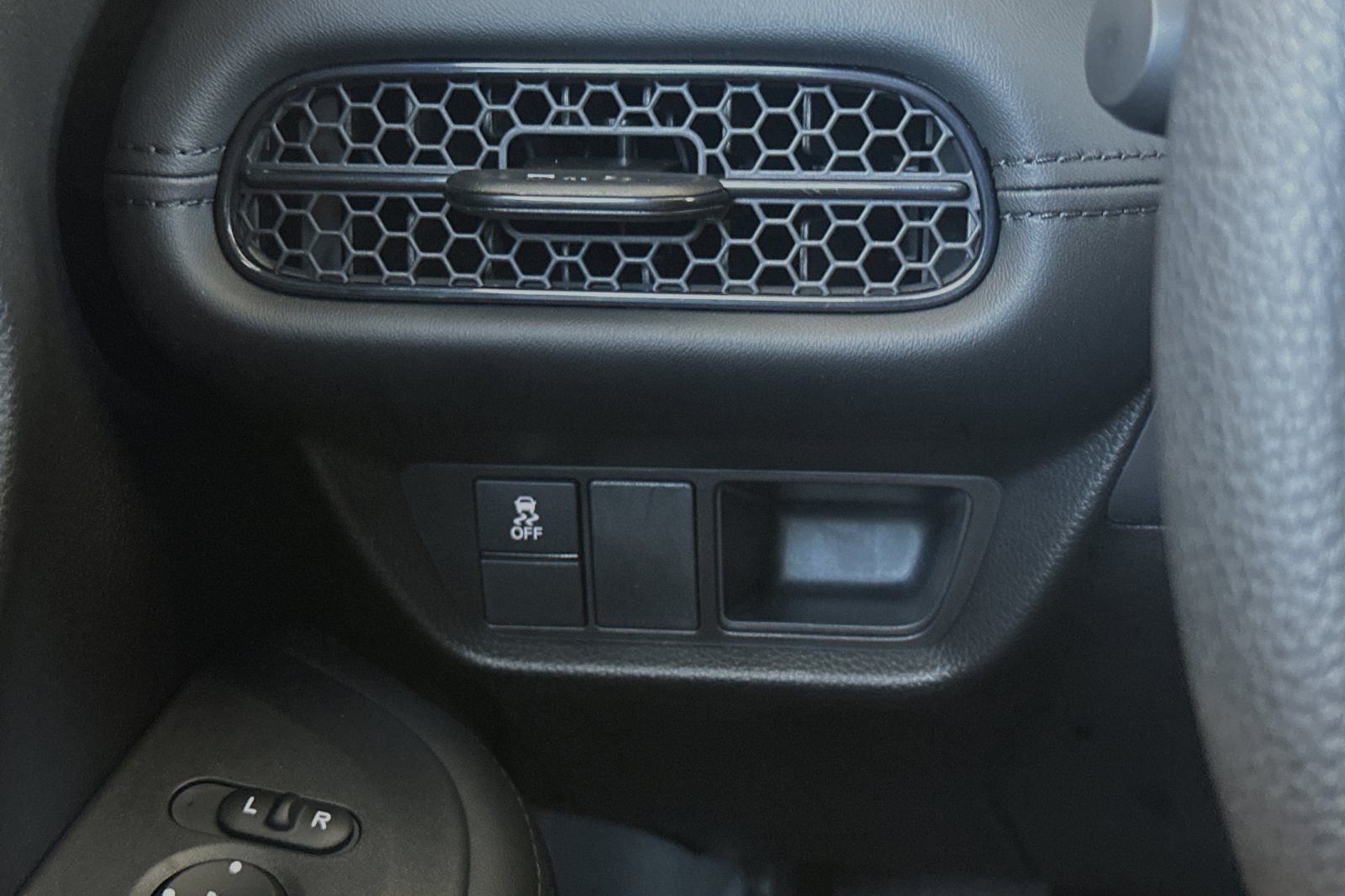2025 Honda HR-V LX photo 28