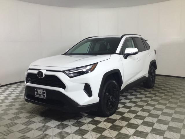 2022 Toyota RAV4 XLE photo 3