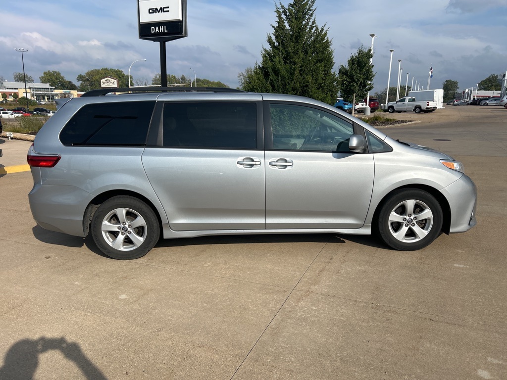 2020 Toyota Sienna LE photo 7