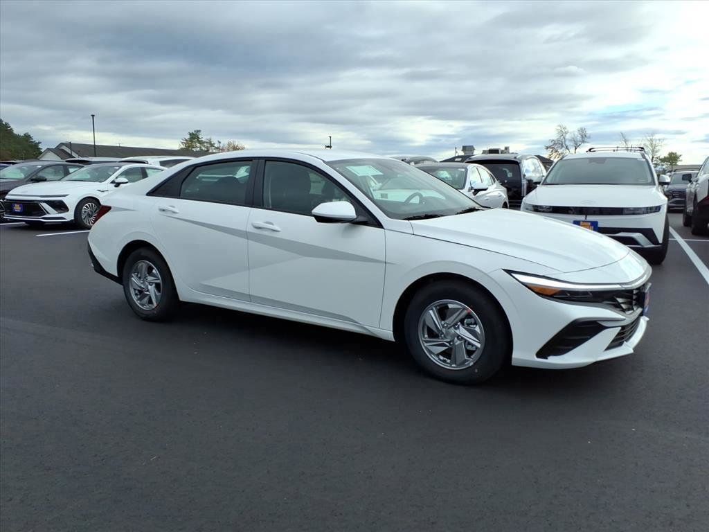 2025 Hyundai Elantra SE photo 4