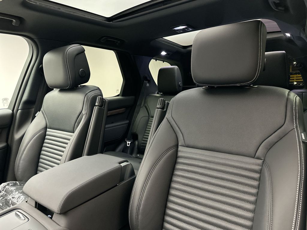 2025 Land Rover Discovery S photo 8