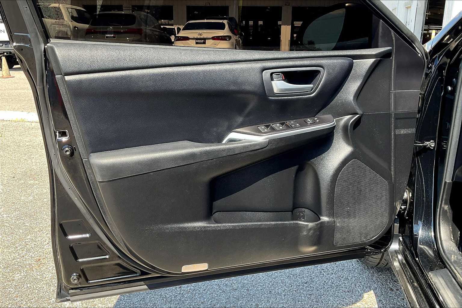 2016 Toyota Camry SE photo 20