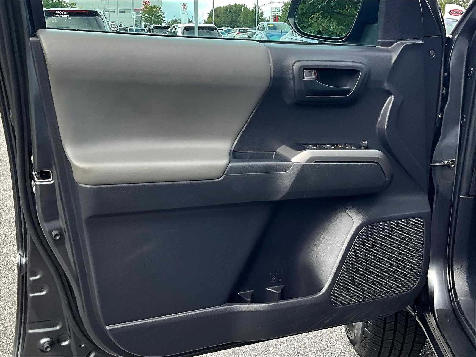 2022 Toyota Tacoma SR5 photo 9