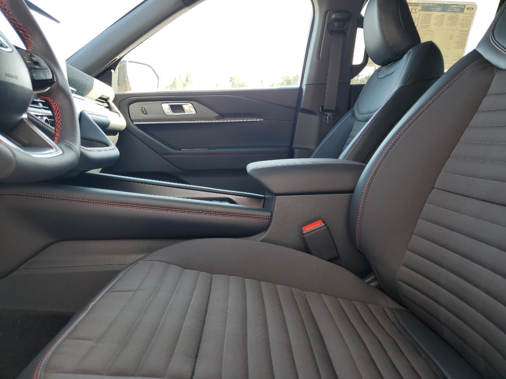 2025 Ford Explorer ST-Line photo 13