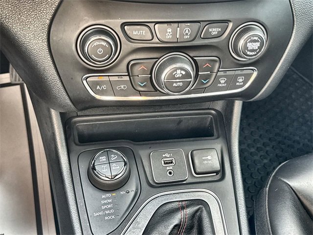 2020 Jeep Cherokee Trailhawk photo 27