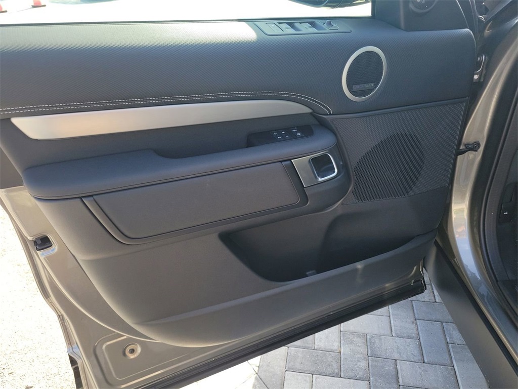2025 Land Rover Discovery SE photo 23